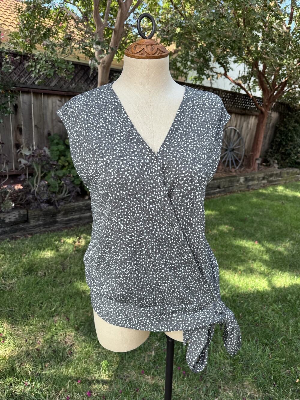 Loft Outlet Women S Gray Polka Dot Sleeveless Faux Wrap Top V-Neck Knit Stretch